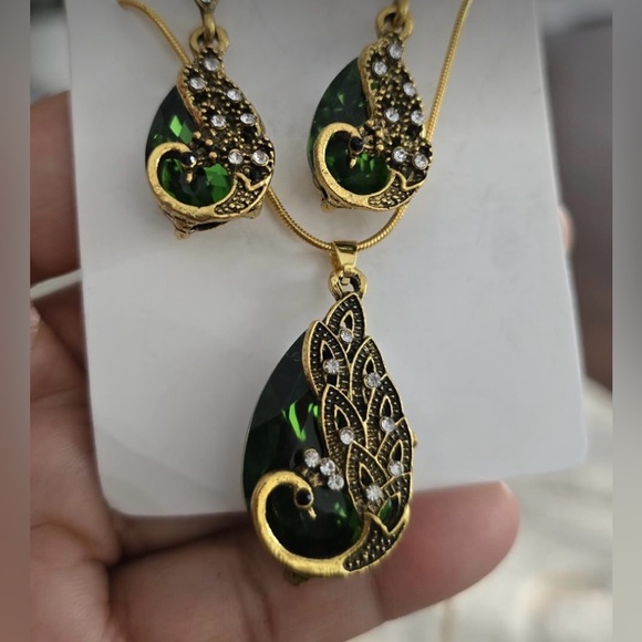 Peacock Gold and Green Jewelry Set NWT - Picture 3 of 3